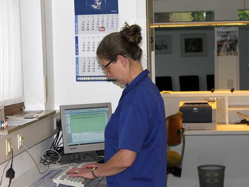 Dr. Beate Zerzawy gibt Diagnose ein